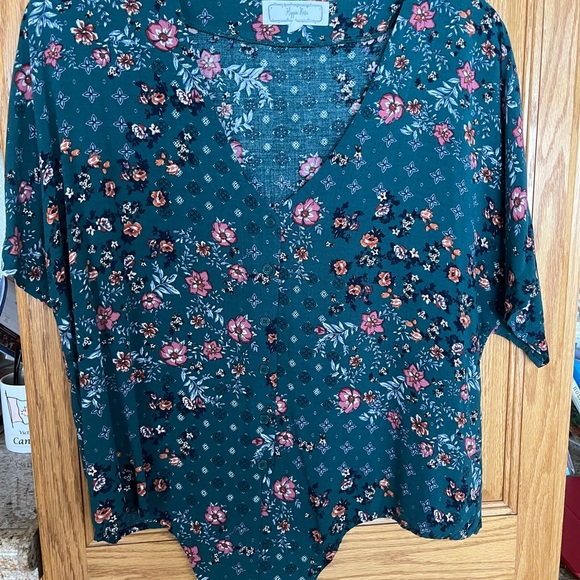 Blouse by Hippie Rose in M vee neck green with floral print tie front - Picture 3 of 6